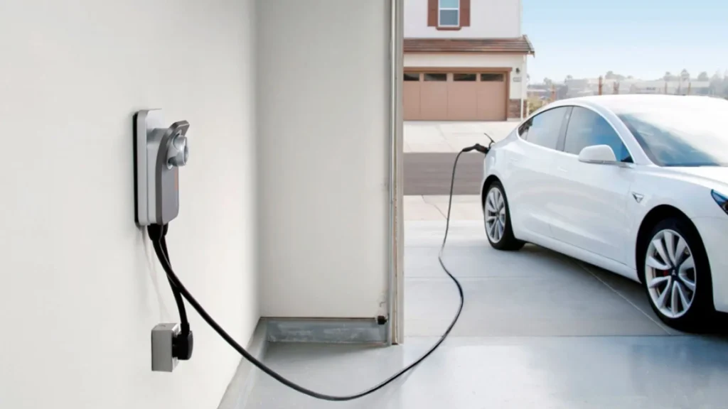 Carro elétrico Tesla branco carregando na estação de recarga