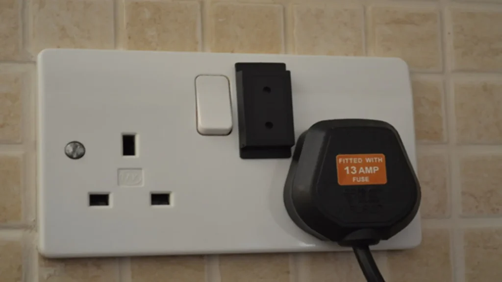 Tomada elétrica sendo utilizada para ligar equipamento