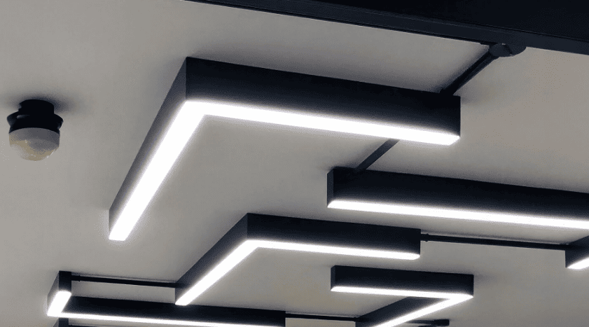 Luminária de teto iluminando ambiente interno com eficiência e design moderno