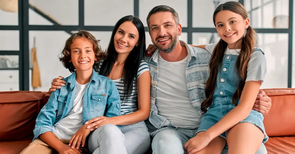 Família feliz em casa aproveitando um ambiente seguro e confortável