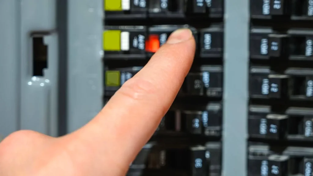 Eletricista identificando falhas no quadro de distribuição elétrico