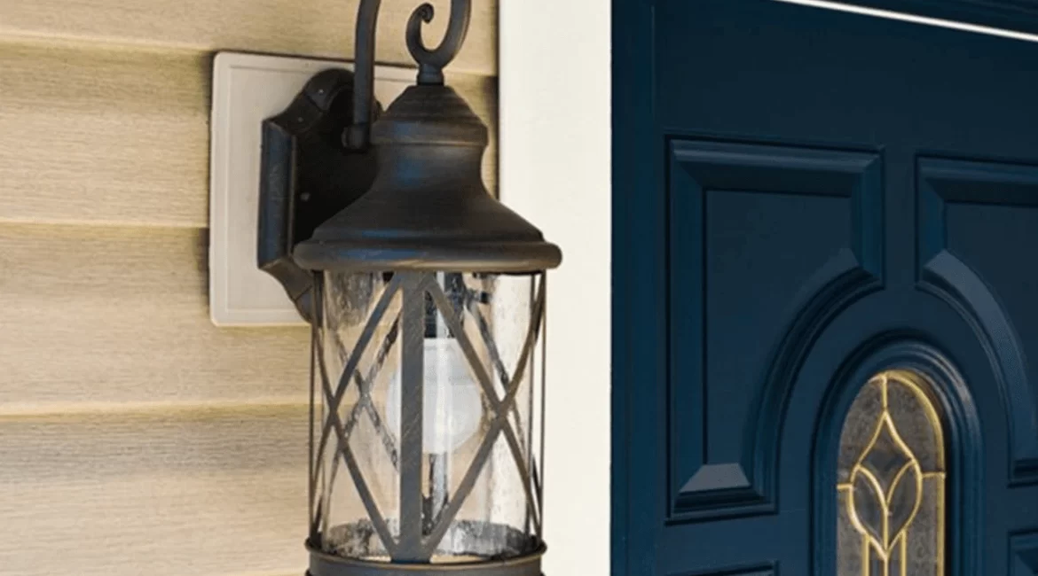 Luminária de parede externa iluminando área externa da casa