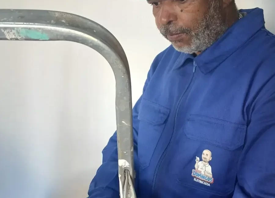 Eletricista realizando instalação de iluminação em apartamento novo em São Paulo