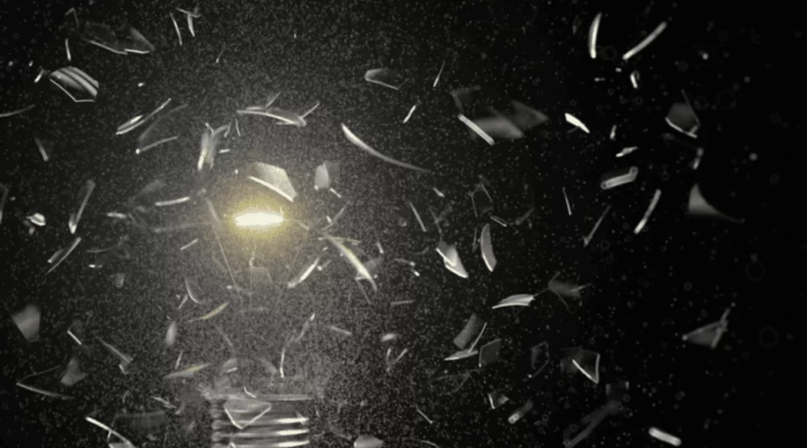 Lâmpada explodindo, estilhaços voando pelo ar