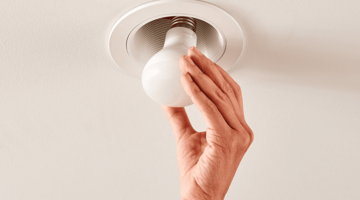 Troca de luminária de teto embutida em forro de gesso drywall