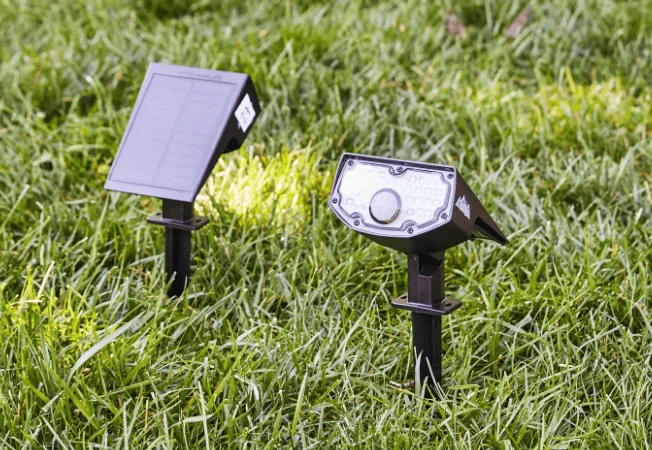 Luminárias solares instaladas em um jardim