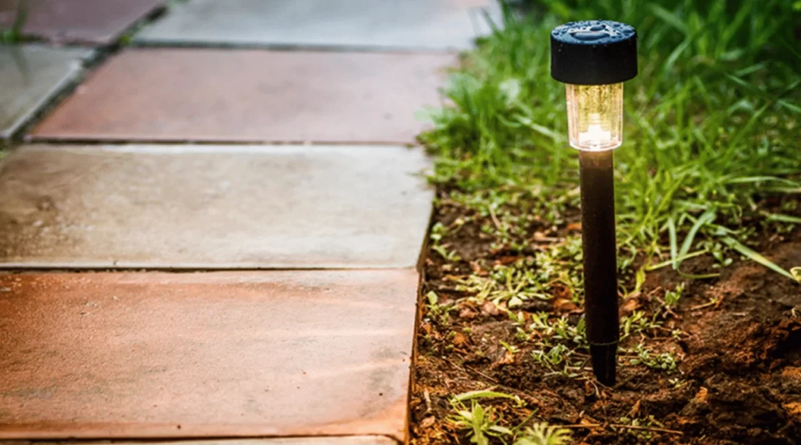 Luminária solar iluminando o quintal de uma casa