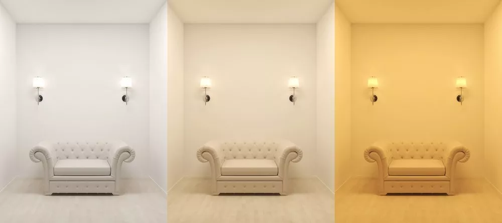 Sofá com abajur iluminando o ambiente com tons de cores diferentes