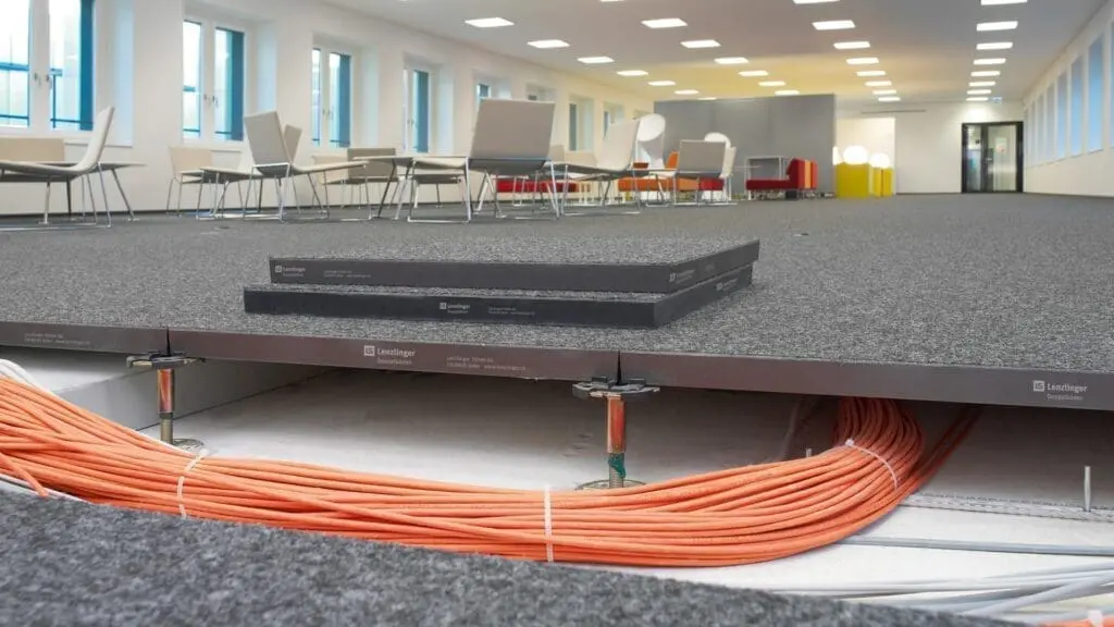 Diagrama ilustrando passagem segura de cabos em piso elevado