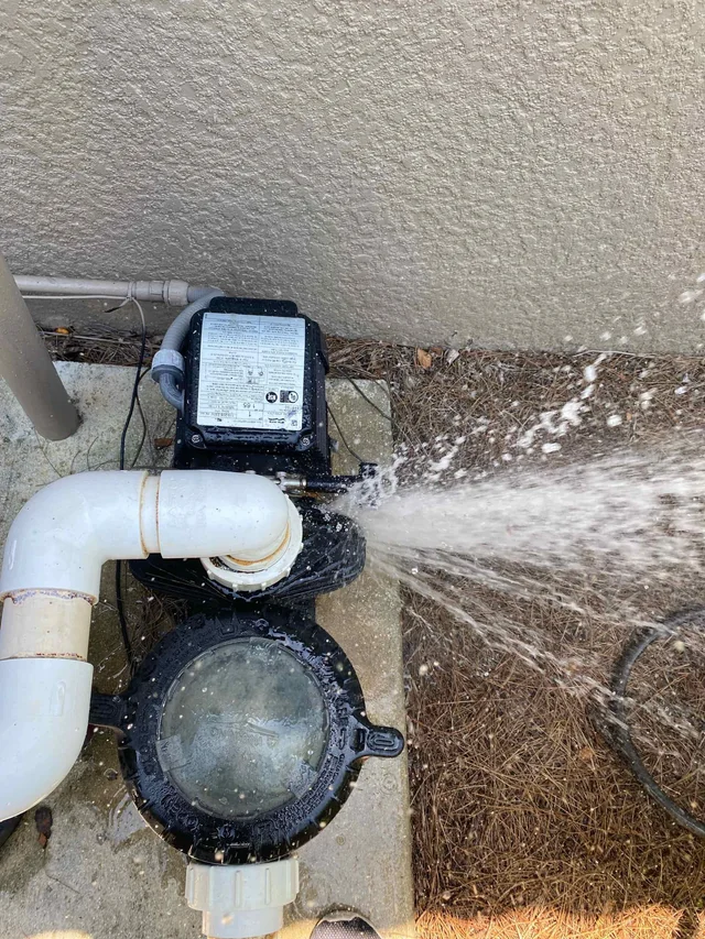 Falha interna no motor da bomba de piscina causando mau funcionamento