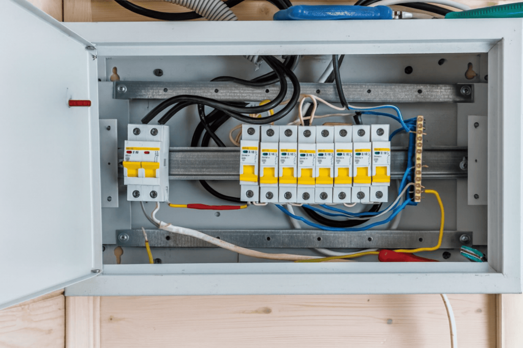 Quadro de disjuntores moderno instalado em parede