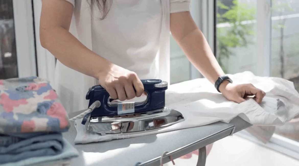 Ferro de passar roupas ligado em tomada, mostrando consumo de energia