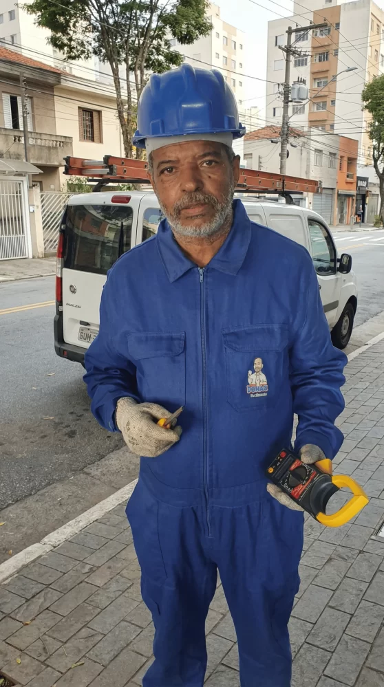 Seu Domingos Eletricista atendendo no bairro da Vila Mariana