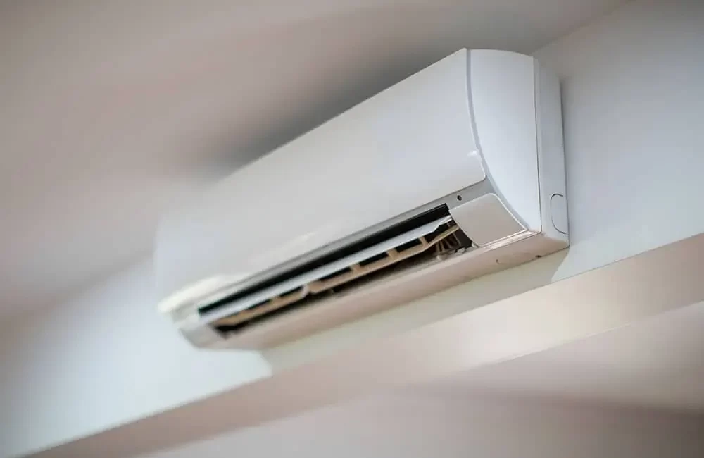 Ar-condicionado inverter instalado em ambiente residencial