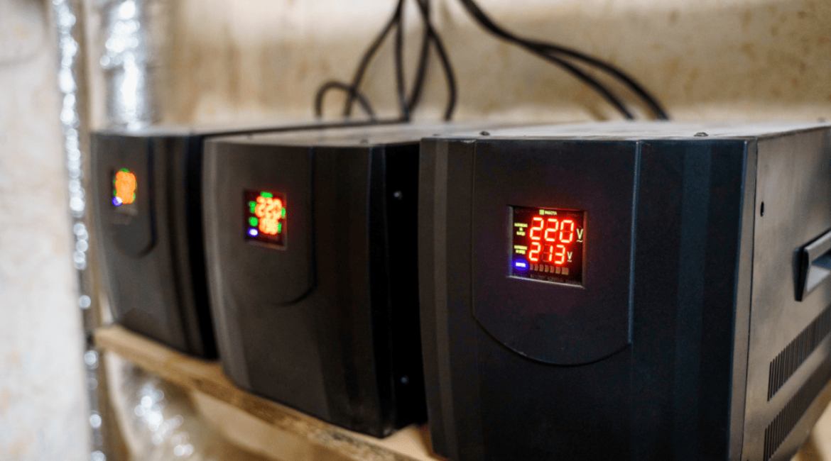 Estabilizador de tensão utilizado para proteger equipamentos contra variações elétricas