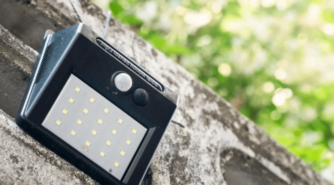 Iluminação com sensor de movimento instalada em área residencial