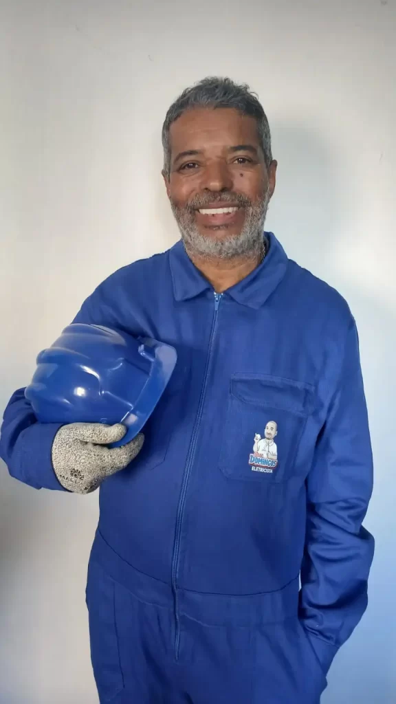 Seu Domingos Eletricista 24h na Zona Oeste SP chegando uniformizado para atendimento elétrico residencial e comercial