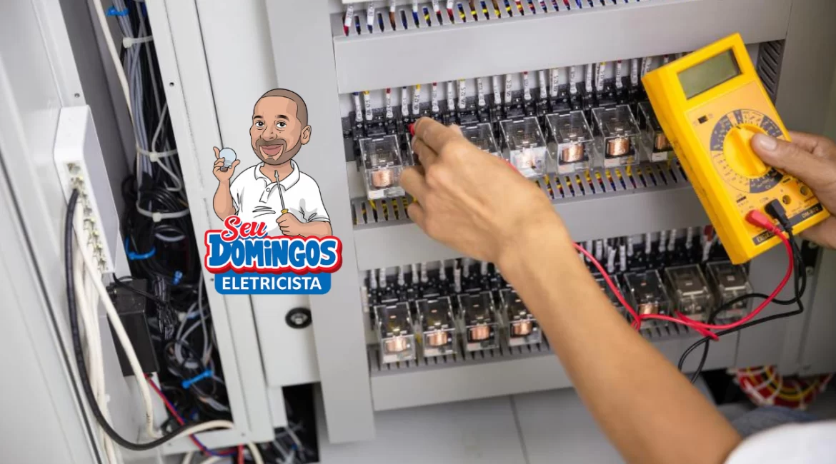 Eletricista realizando manutenção preventiva em instalação residencial para evitar curtos-circuitos