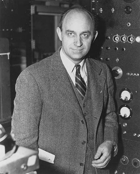Enrico Fermi entre 1943 e 1949 em registro histórico