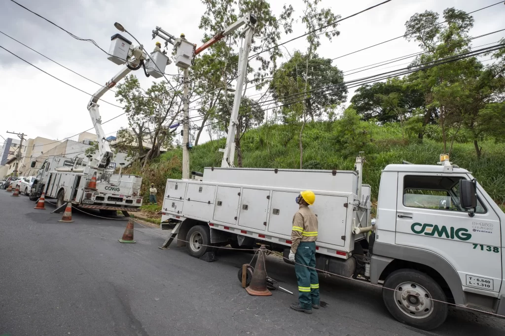 Equipe da CEMIG realizando manutenção elétrica em via pública