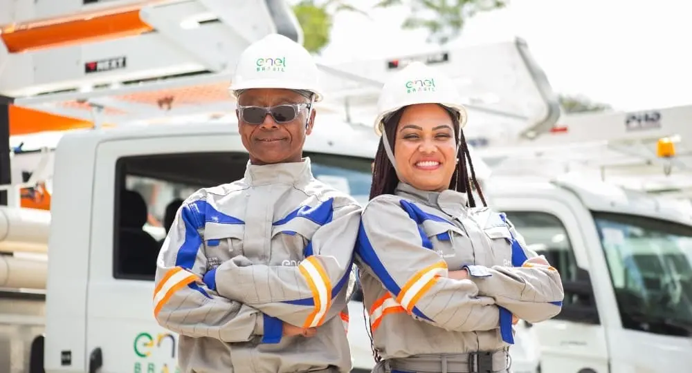 Equipe técnica da Enel Brasil realizando manutenção elétrica