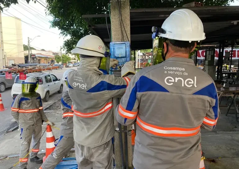 Equipe da Enel RJ realizando manutenção elétrica