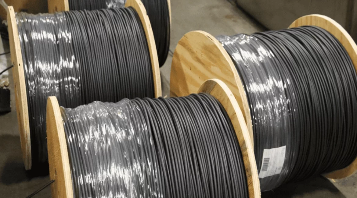 Comparação entre fio elétrico grosso e fio fino em instalação