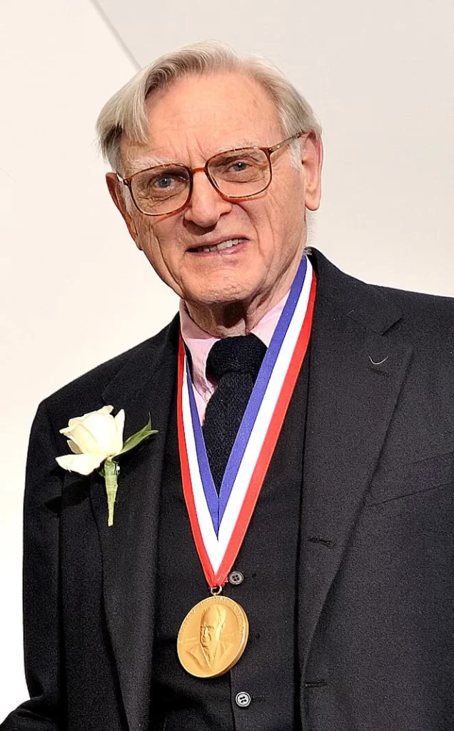 John Bannister Goodenough, cientista de materiais e físico do estado sólido, referência no desenvolvimento das baterias de íons de lítio.