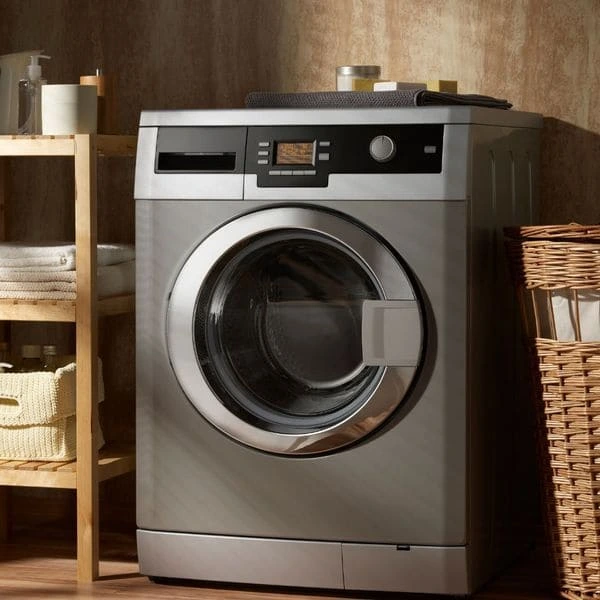 Máquina de lavar moderna com painel digital