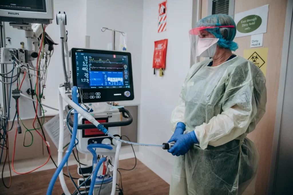 Equipamentos médicos conectados a sistema elétrico seguro em UTI com monitoramento contínuo e proteção contra falhas.