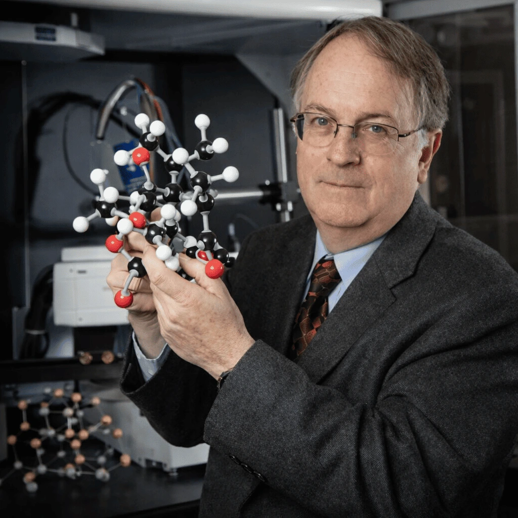 Stanley Whittingham, químico britânico-estadunidense e pioneiro no desenvolvimento das baterias de íons de lítio.