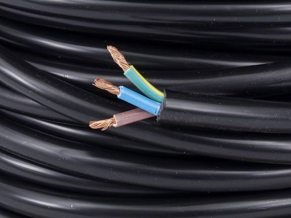 Variedade de fios elétricos de diferentes bitolas e cores