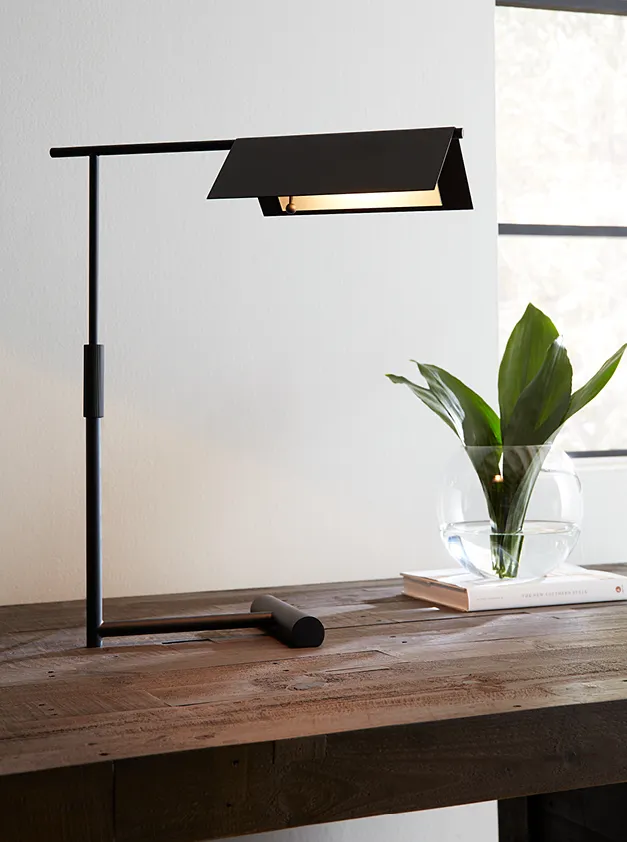 Iluminação direcional destacando elementos do ambiente interno