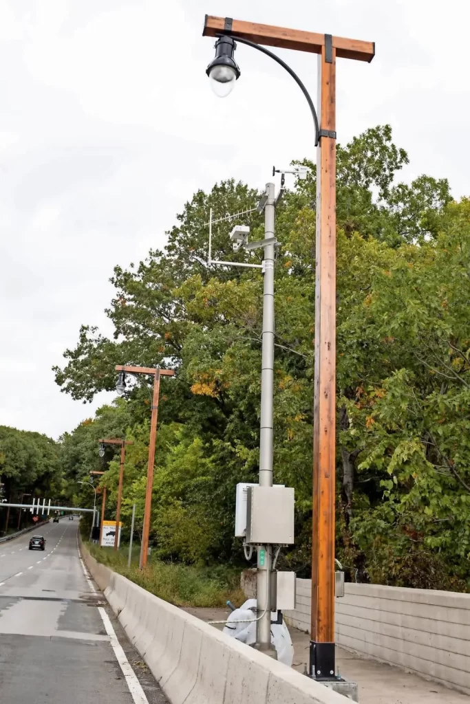Poste de madeira sustentando rede elétrica em área urbana