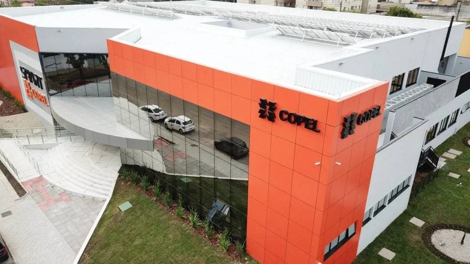 Sede da Copel Paraná com fachada e logo da empresa
