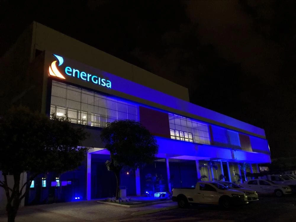 Sede da Energisa Tocantins iluminada durante a noite