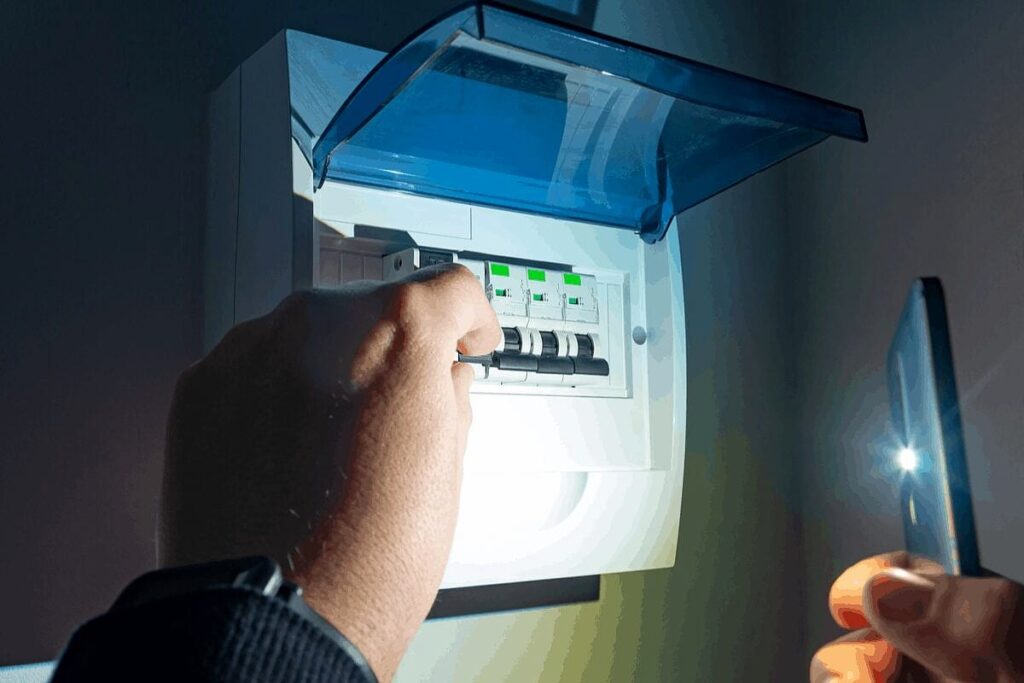 queda de energia em condomínio afetando elevador e portão