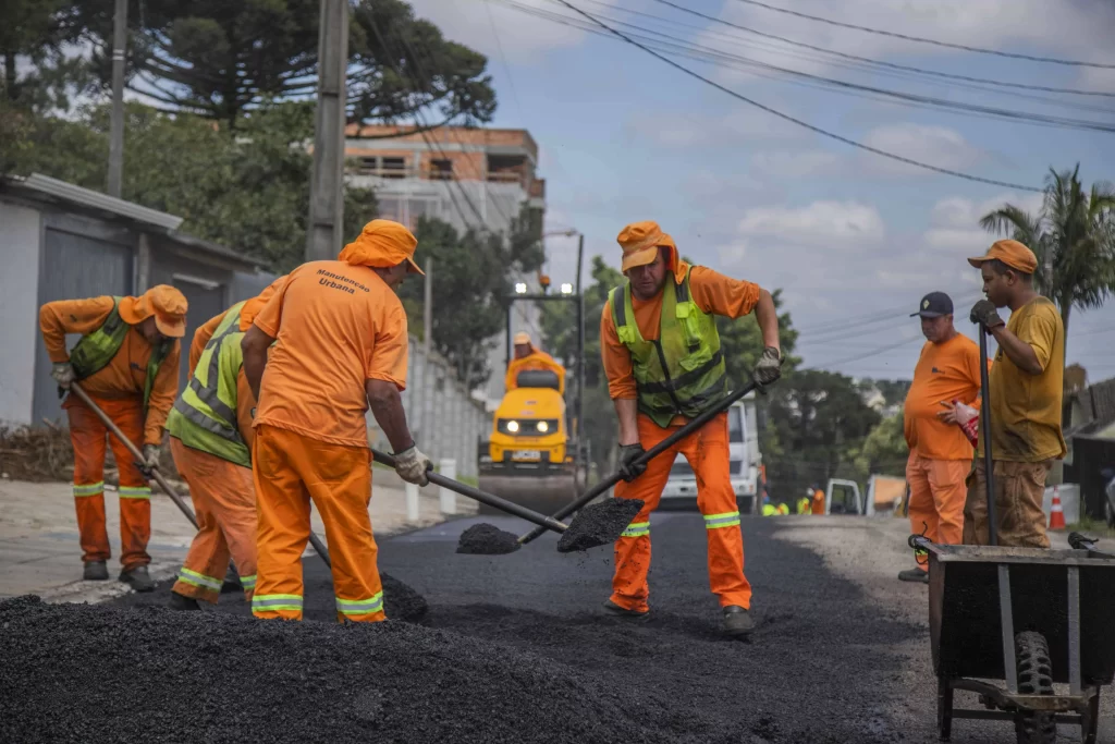 licitação pública funcionarios do governo trabalhando