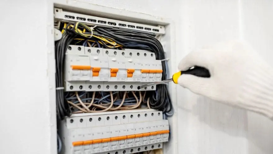 Quadro elétrico de casa com disjuntores instalados