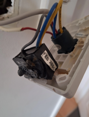 Capacitor queimado causando ventilador de teto lento e sem força