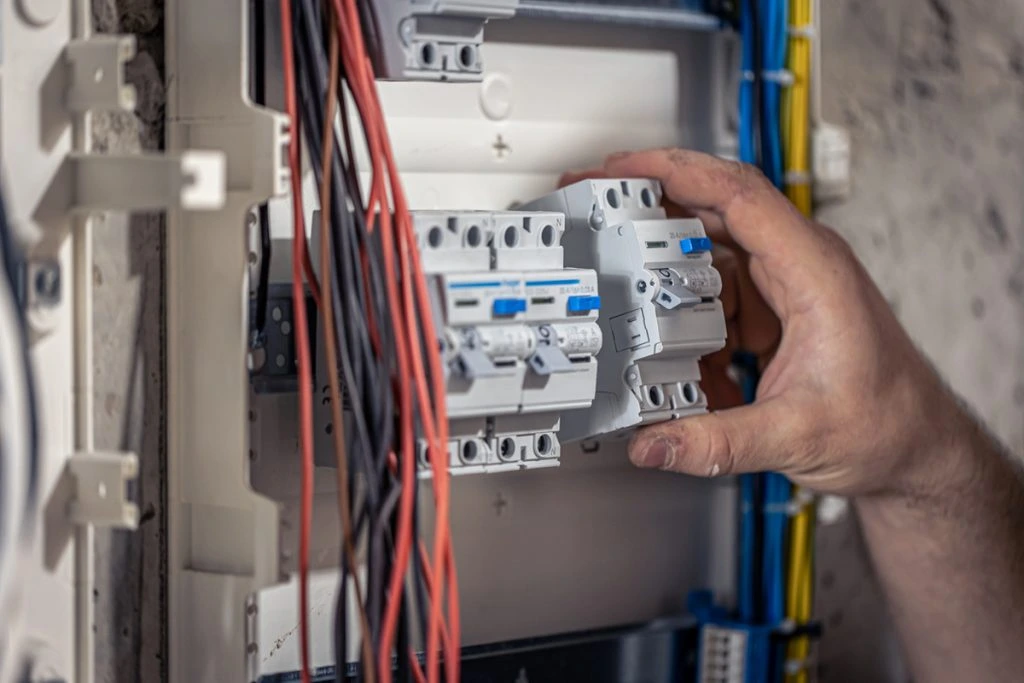 Componentes de um painel elétrico com quadro e disjuntores