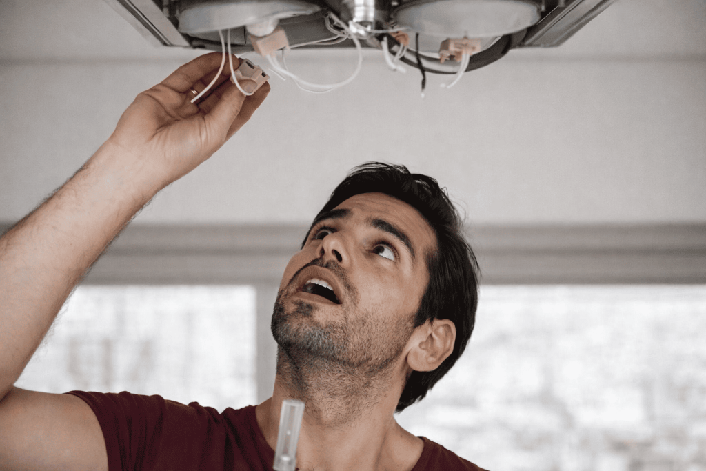 Homem instalando spots de iluminação no teto