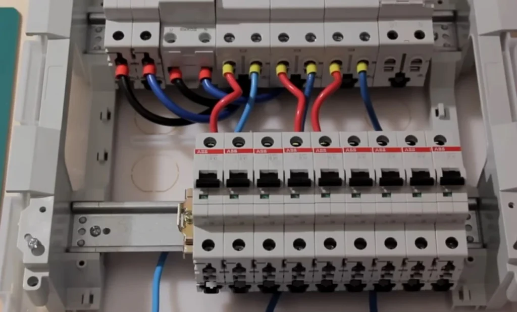 Quadro elétrico organizado com disjuntores identificados