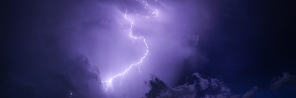 Raios durante tempestade no céu