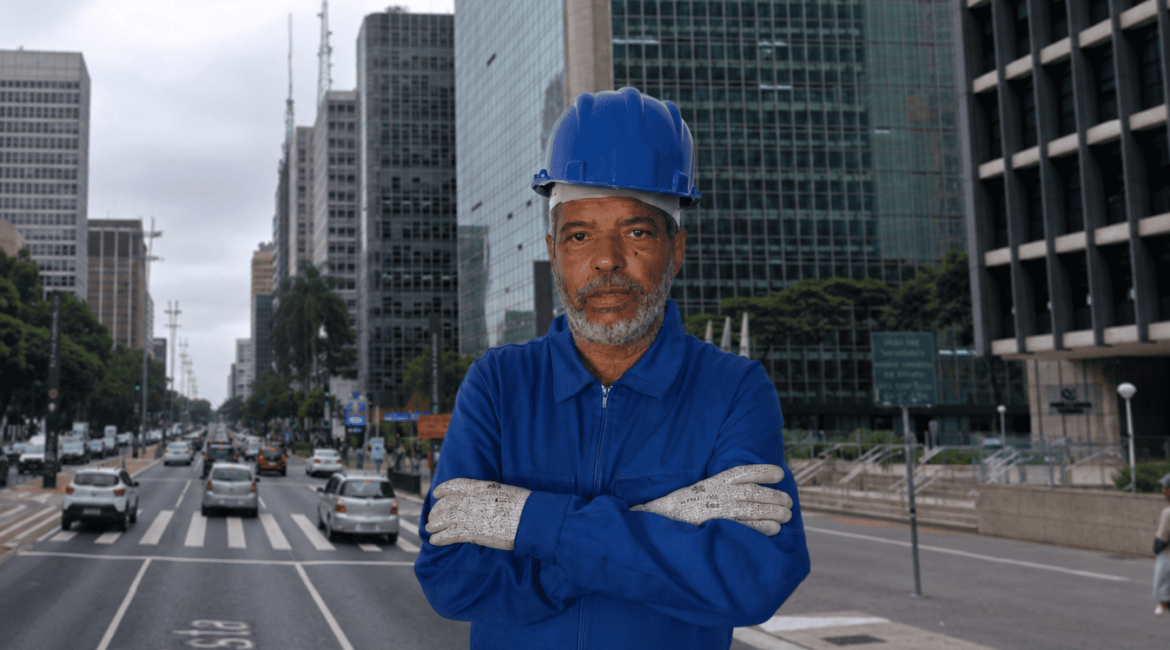 Eletricista saindo de atendimento emergencial em área urbana movimentada