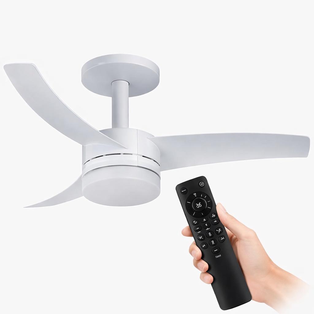 Ventilador de teto com controle remoto funcionando com pouca velocidade no quarto