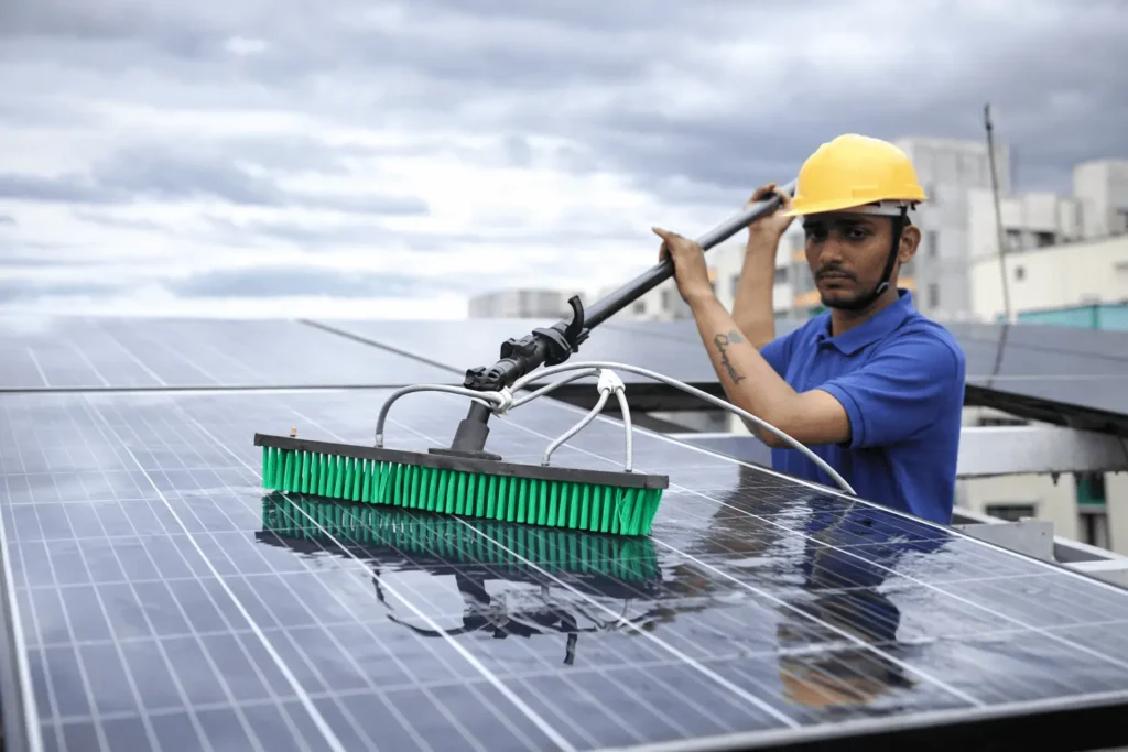 Limpeza de placas solares no telhado residencial