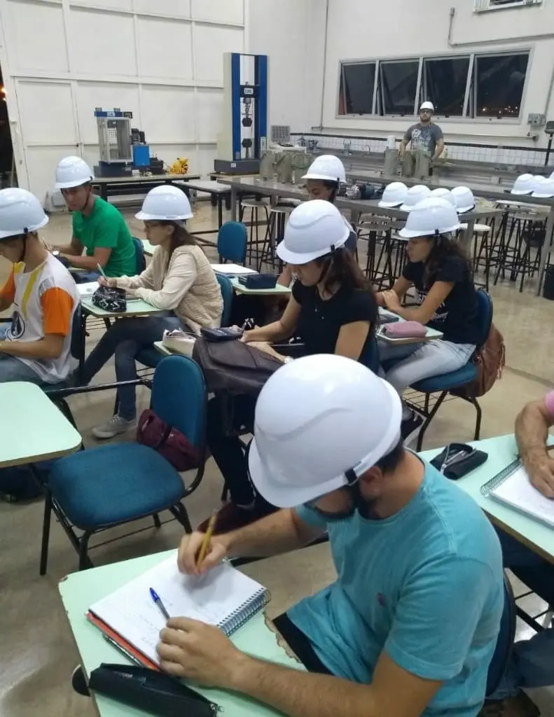 Alunos de engenharia estudando em sala de aula