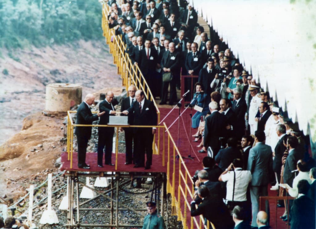Cerimônia de inauguração da Usina Hidrelétrica de Itaipu em 1982 com autoridades reunidas