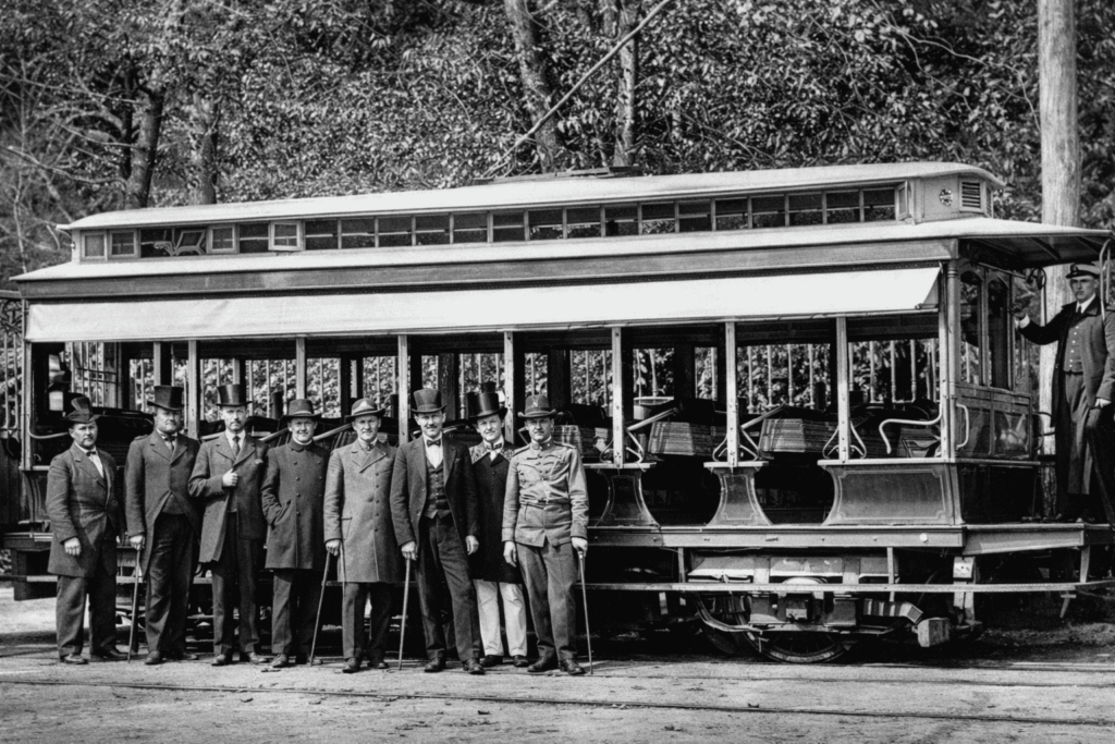 Bonde da Companhia Ferro-Carril do Jardim Botânico em operação no Rio de Janeiro histórico